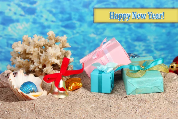 Foto conceptual: Celebrando la Navidad en la playa — Foto de Stock