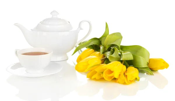 Set de té y tulipanes aislados en blanco — Foto de Stock