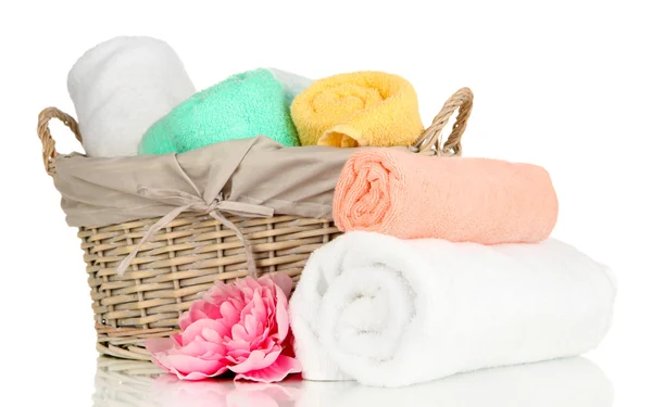 Handtücher gefaltet in Weidenkorb isoliert auf weiß — Stockfoto