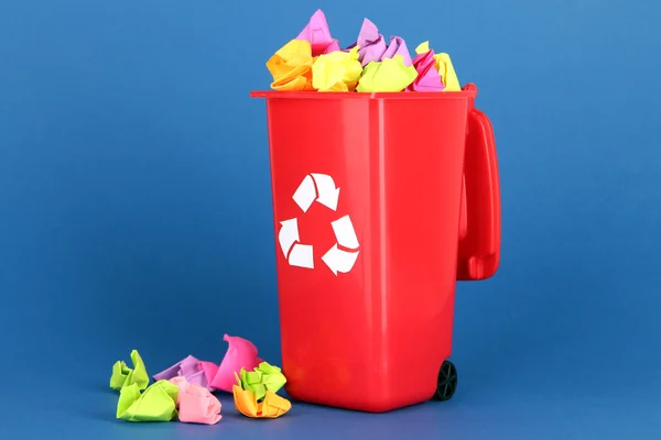 Cestino di riciclaggio con carte su sfondo blu — Foto Stock