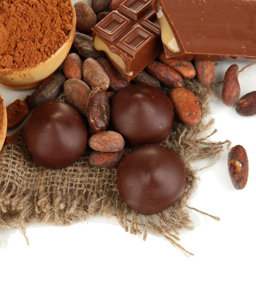 Zusammensetzung von Schokoladenbonbons und Kakao, isoliert auf weiß — Stockfoto