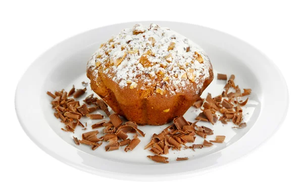 Gâteau au muffin savoureux avec sucre en poudre et chocolat sur assiette, isolé sur blanc — Photo