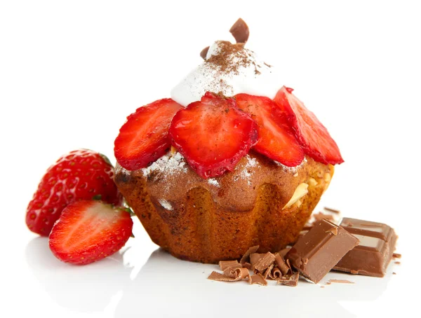 Torta di muffin saporita con fragole e cioccolato, isolata su bianco — Foto Stock