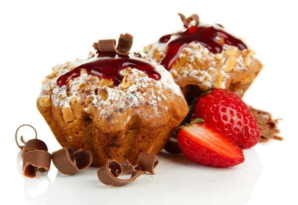 Gâteaux de muffins savoureux aux fraises et au chocolat, isolés sur blanc — Photo