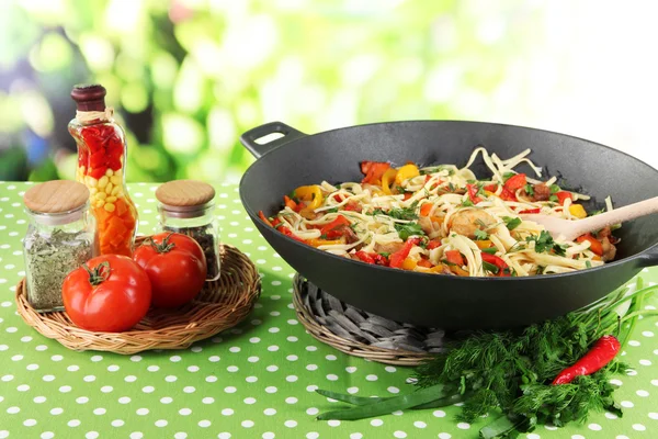 Nudlar med grönsaker på wok på natur bakgrund — Stockfoto