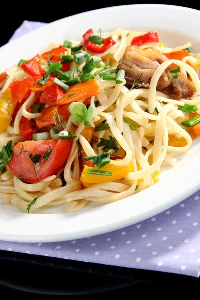 Noodles with vegetables on plate close-up — Stock Photo, Image