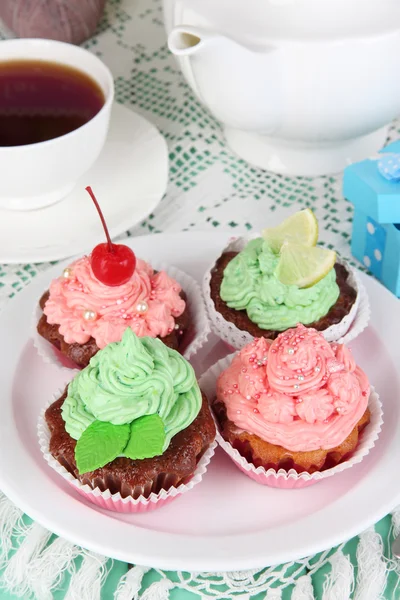 Deliciosos belos cupcakes na mesa de jantar close-up — Fotografia de Stock