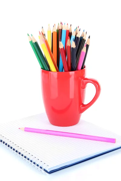 सफेद पर अलग कप में रंगीन पेंसिल — स्टॉक फ़ोटो, इमेज