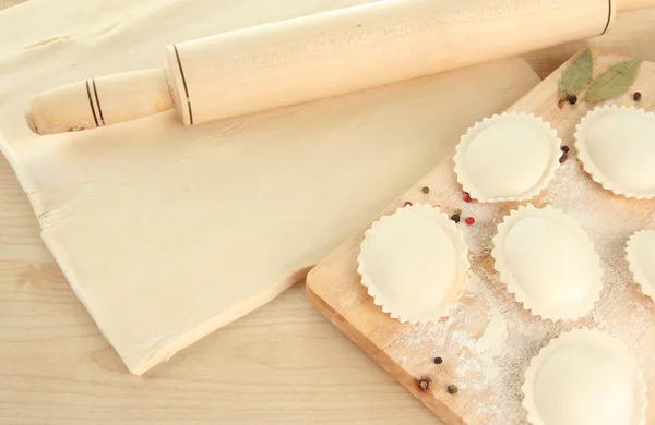 Råa dumplings på träbord — Stockfoto