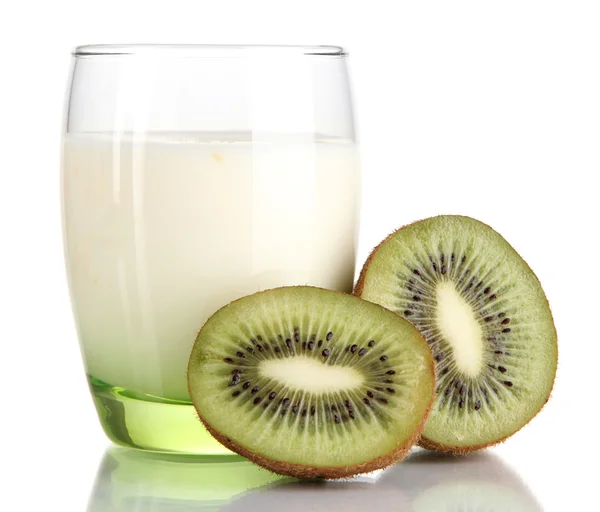 Iogurte delicioso com kiwi em vidro isolado em branco — Fotografia de Stock