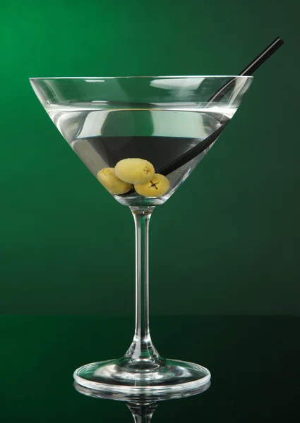Szkło Martini z oliwkami na ciemne tło zielony — Zdjęcie stockowe