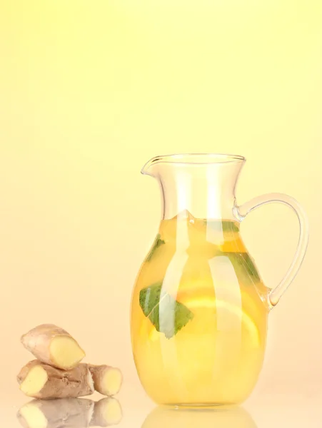 Limonata arancione in brocca su fondo giallo — Foto Stock