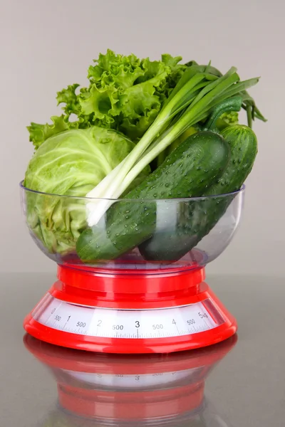 新鲜蔬菜在体重秤上的灰色背景 — 图库照片
