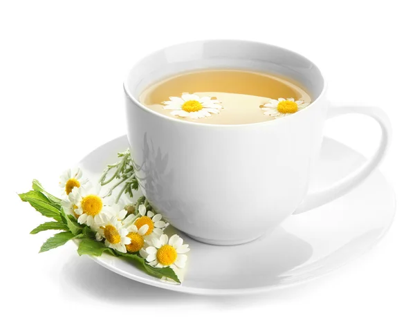 Taza de té de hierbas con manzanillas silvestres y menta, aislado en blanco —  Fotos de Stock