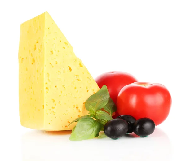 Sýrem, bazalkou a zelenina izolovaných na bílém — Stock fotografie