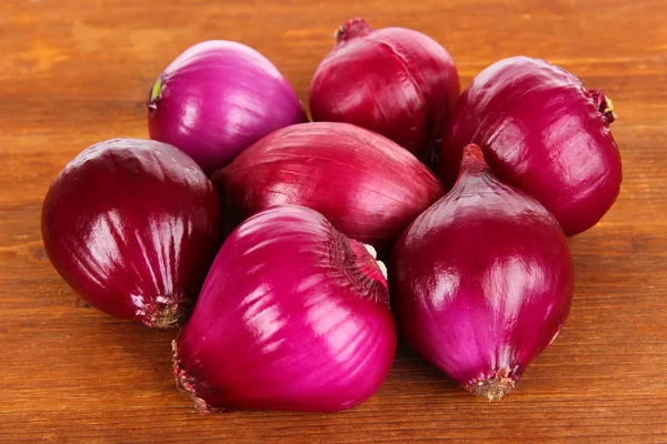 Purple onion on wooden background — Stock Photo, Image