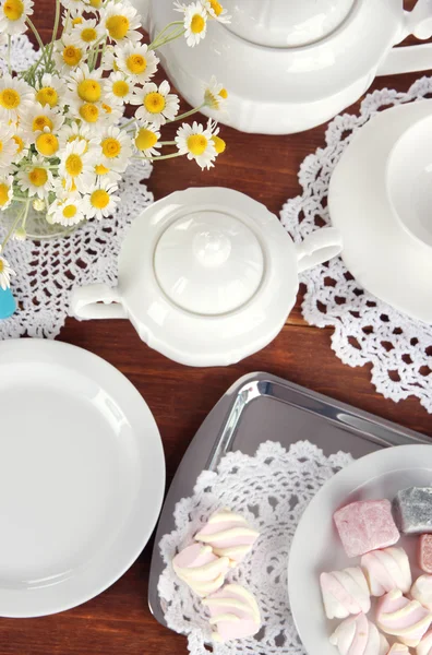 Ajuste de mesa con manzanillas en mesa de madera — Foto de Stock