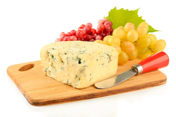 Queijo azul saboroso e uva na tábua de corte, isolado em branco — Fotografia de Stock