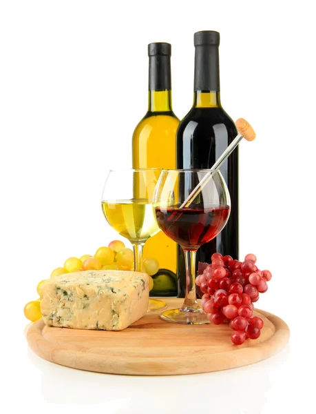 Вино, вкусный голубой сыр и виноград, изолированные на белом — стоковое фото