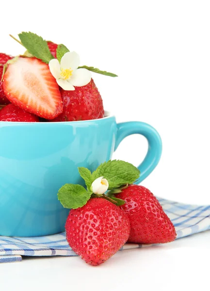 Fresas dulces maduras en taza azul, aisladas en blanco —  Fotos de Stock