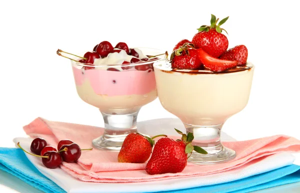 Deliziosi dessert alla fragola e ciliegia in vaso di vetro isolato su bianco — Foto Stock