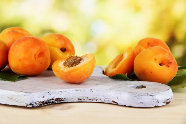 Abricots à bord sur table en bois sur fond nature — Photo