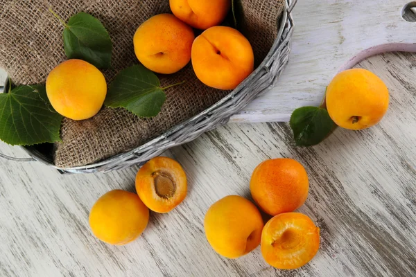 Abricots dans le panier sur table en bois — Photo