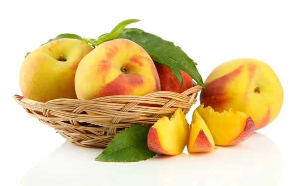 Стиглі солодкі персики з листям в кошику, ізольовані на білому — стокове фото