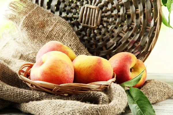 Ripe sweet peaches on wooden table, close up — Stock Photo, Image