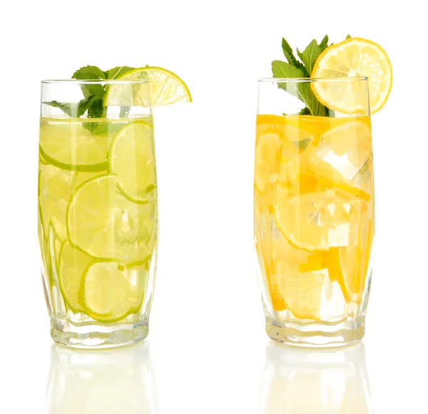 Gläser mit Fruchtgetränken mit Eiswürfeln isoliert auf weiß — Stockfoto