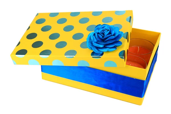Caja de regalo amarilla con velas aisladas en blanco —  Fotos de Stock