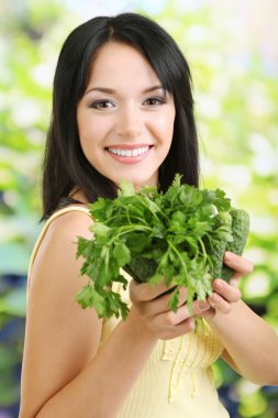 taze salatalık ve doğal zemin üzerine yeşil ile kız