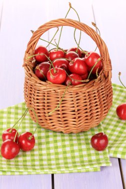 hasır sepet ahşap masa üstünde kiraz meyveleri yakın çekim
