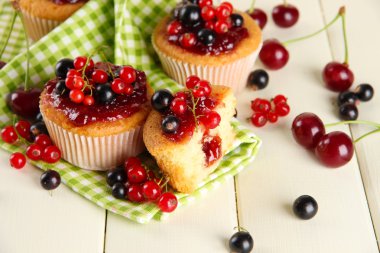 Beyaz ahşap masa üzerinde meyveleri ile lezzetli muffins