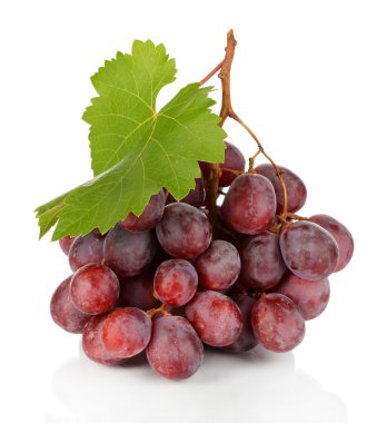 Olgun lezzetli üzüm üzerine beyaz izole