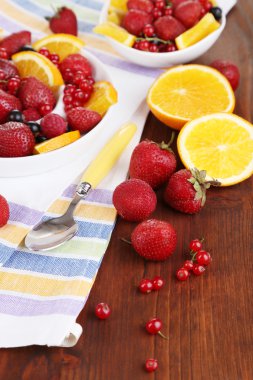 ahşap masa yakın çekim Tabaklarda yararlı meyve salatası