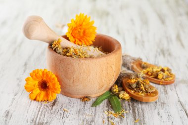 harç ahşap zemin üzerine calendula taze ve kuru çiçekler