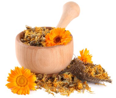 ahşap harç üzerine beyaz izole calendula taze ve kurutulmuş çiçekler