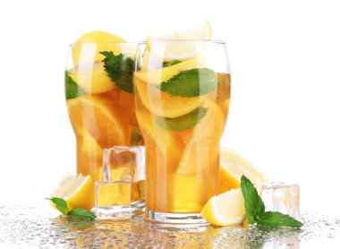 buzlu çay limon ve nane üzerinde beyaz izole