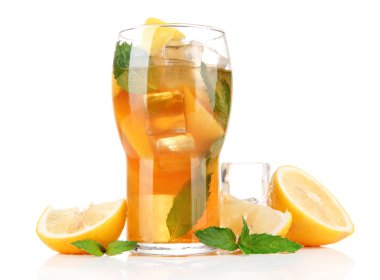 buzlu çay limon ve nane üzerinde beyaz izole