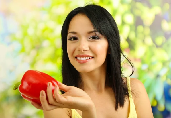 Chica con pimienta fresca sobre fondo natural —  Fotos de Stock