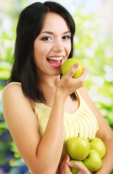 Ragazza con mele fresche su sfondo naturale — Foto Stock