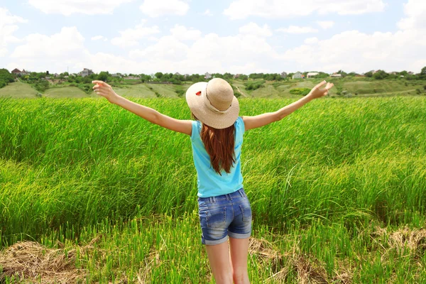 Retrato de mujer joven y hermosa, al aire libre —  Fotos de Stock