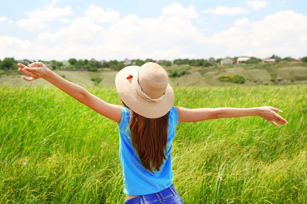 Porträt einer schönen jungen Frau im Freien — Stockfoto