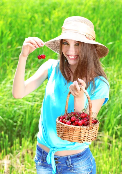 Retrato de una hermosa joven con bayas en el campo —  Fotos de Stock