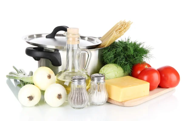 Ingredienser för matlagning pasta isolerad på vit — Stockfoto