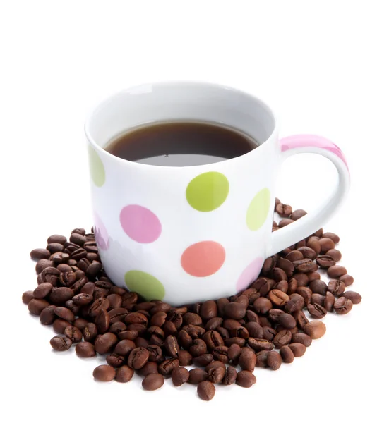Чашка кофе с кофейными зёрнами, изолированная на белом — стоковое фото