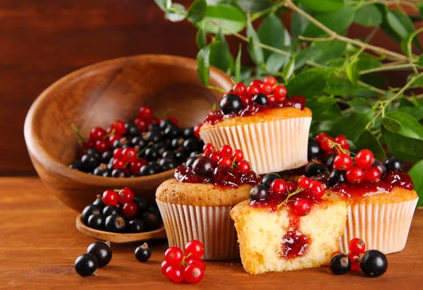 Chutné muffiny s ovocem na dřevěný stůl — Stock fotografie