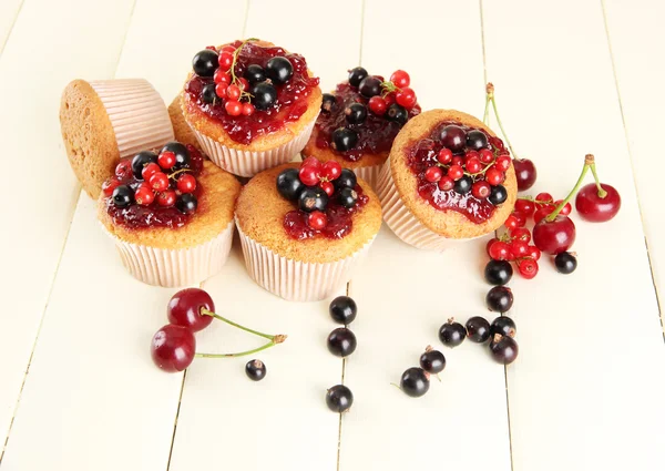 Chutné muffiny s ovocem na bílý dřevěný stůl — Stock fotografie