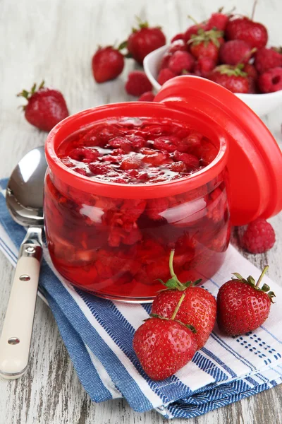 Huisgemaakte berry jam op houten tafel — Stockfoto